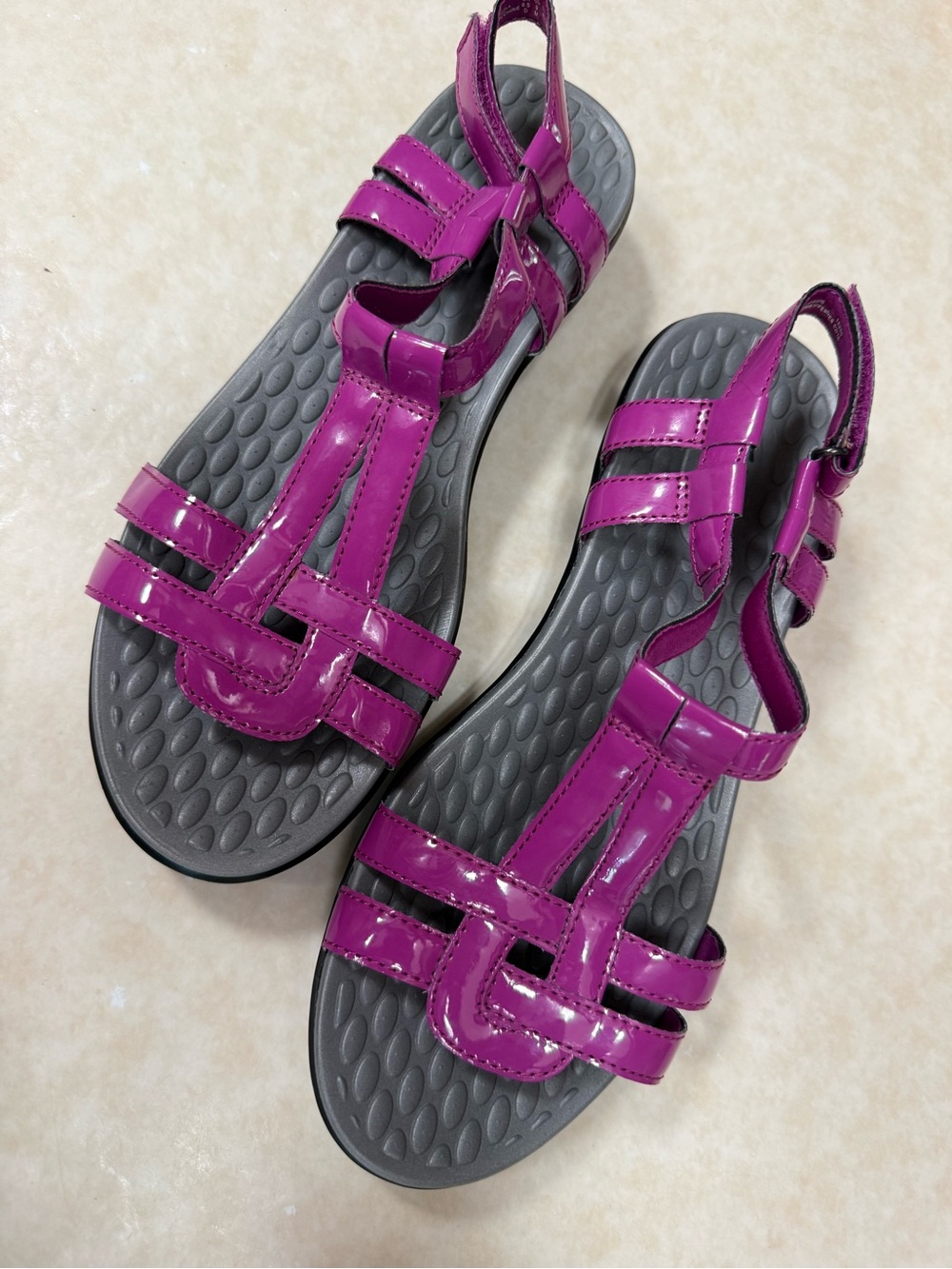Clarks Sonar Aster sandals in a vibrant purple patent finish size 9